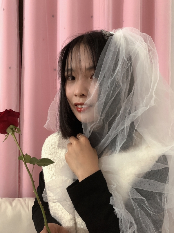 持紫菜包饭的女孩的第一张照片--常州相亲服务中心
